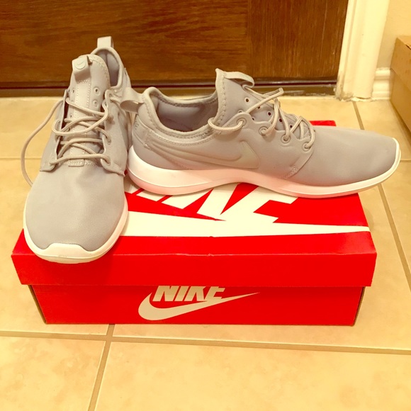 EUC NIKE ROSHE TWO SNEAKERS - Picture 1 of 5